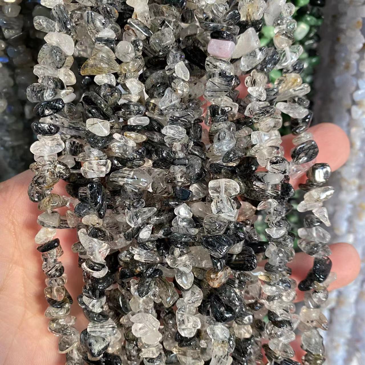 Nigra Turmalino en Quartz-blatoj ŝnuro