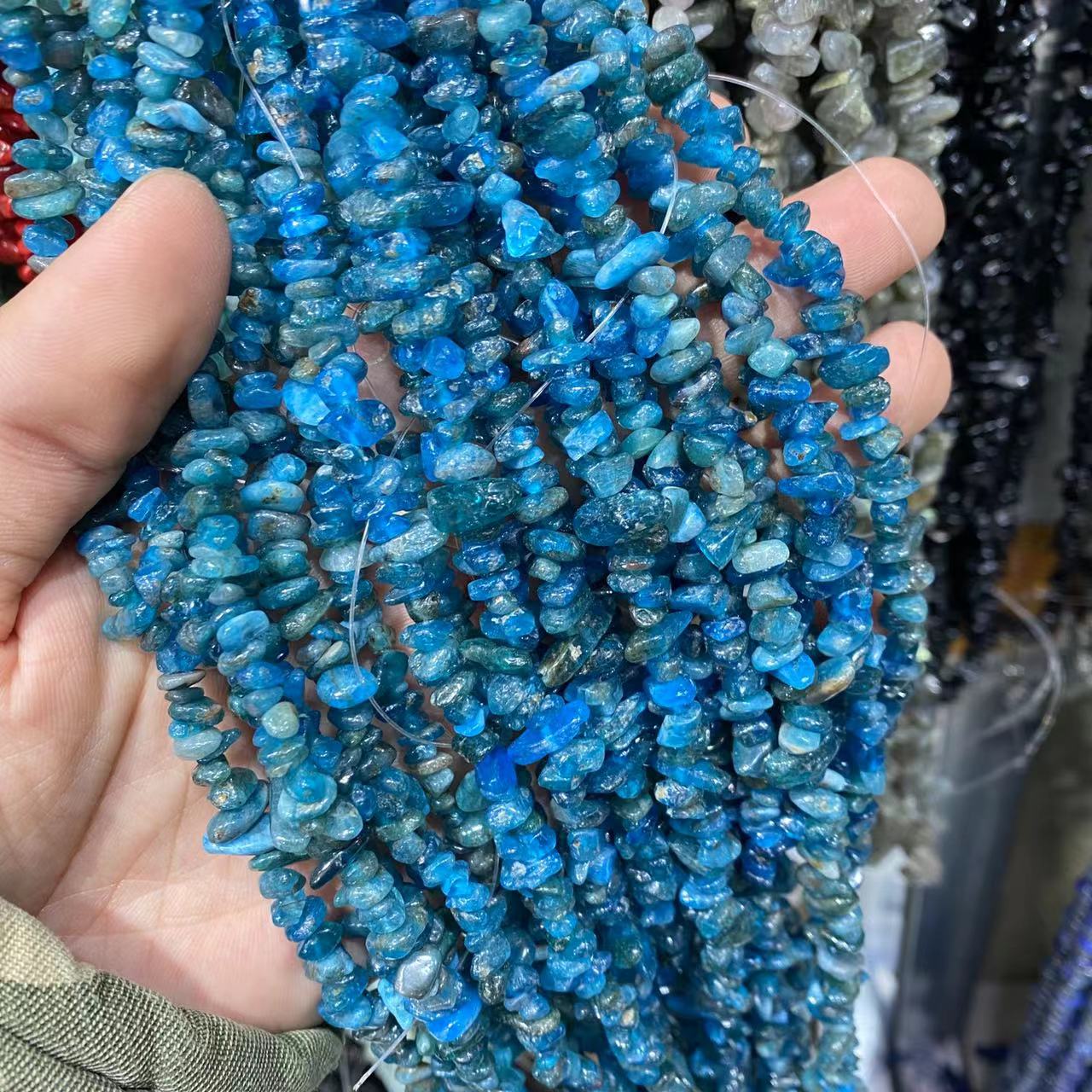 Blua Apatite Chips-ŝnuro