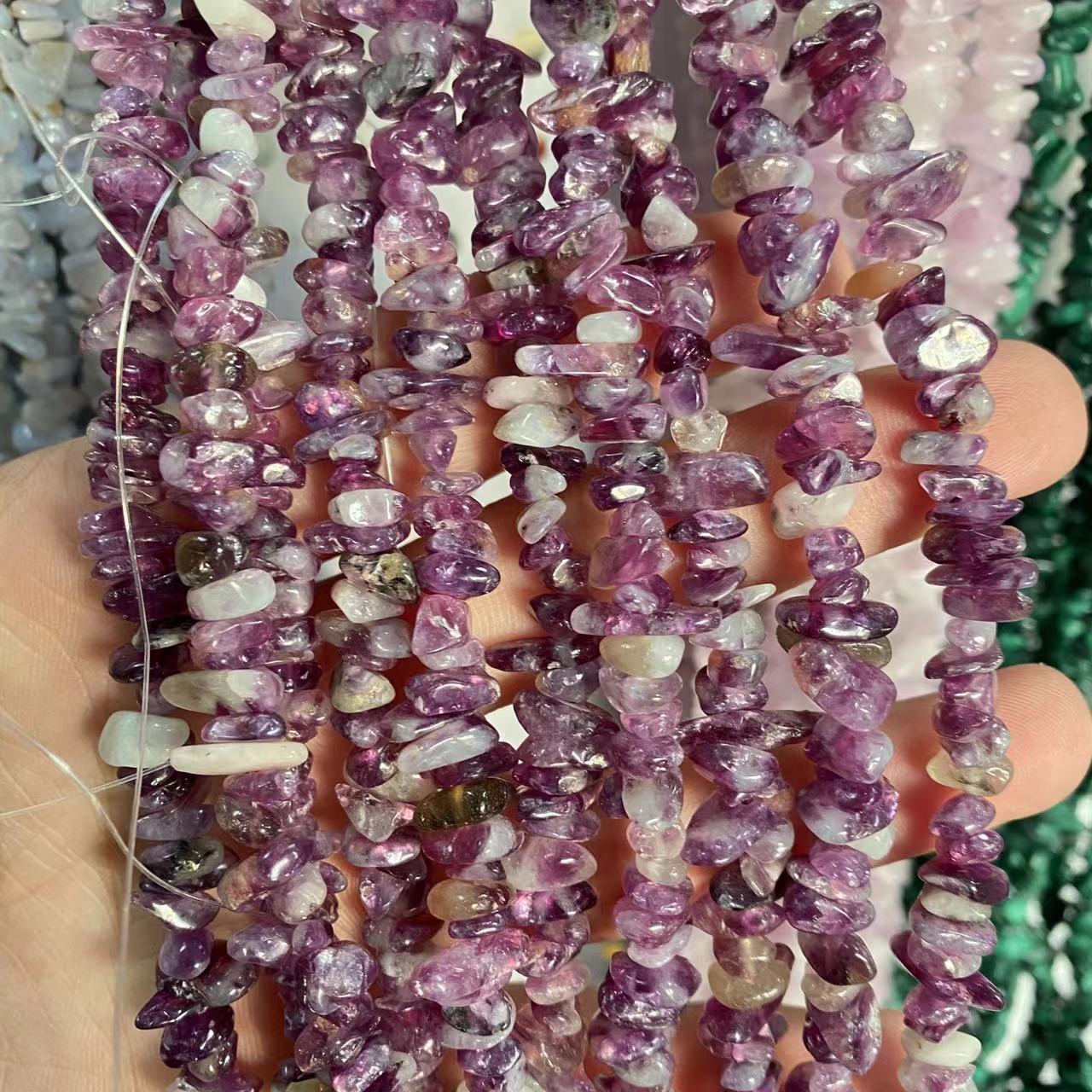 Lepidolite blatoj ŝnuro