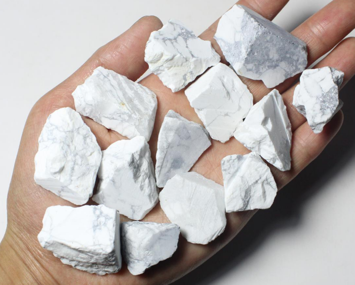 Howlite kruda ŝtono 20~40mm, prezo per kg