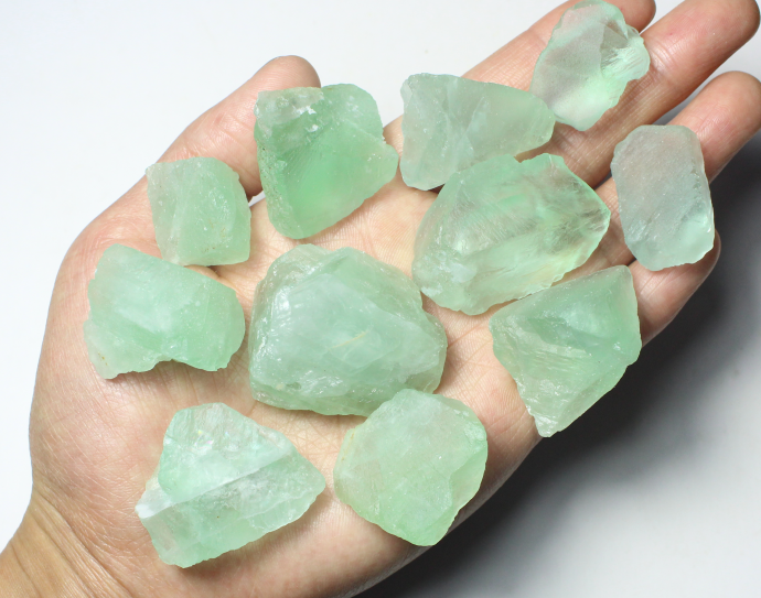 Verda fluorita kruda ŝtono 20~40mm, prezo per kg
