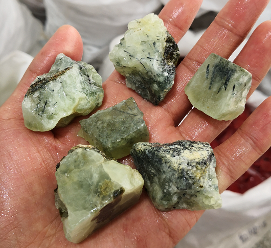 Prehnite kruda ŝtono 20~40mm, prezo per kg