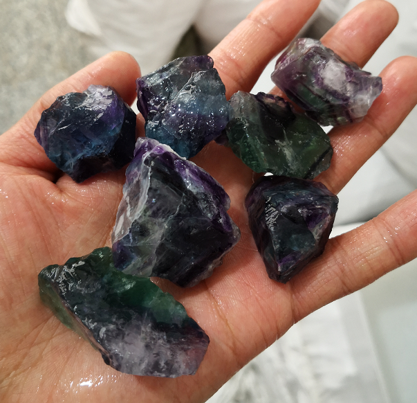 Malhela fluorita kruda ŝtono 20~40mm, prezo per kg