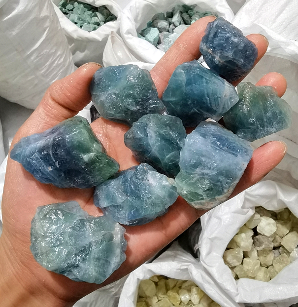 Blua fluorita kruda ŝtono 20~40mm, prezo per kg