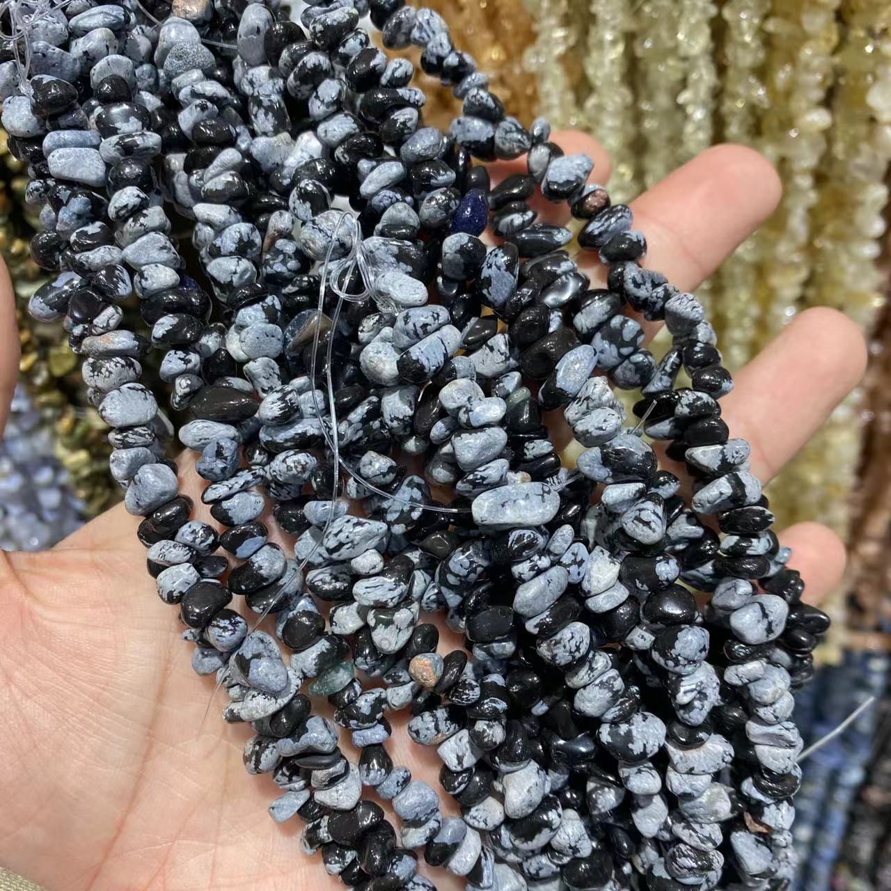 Snowflake Obsidian Chips ŝnuro