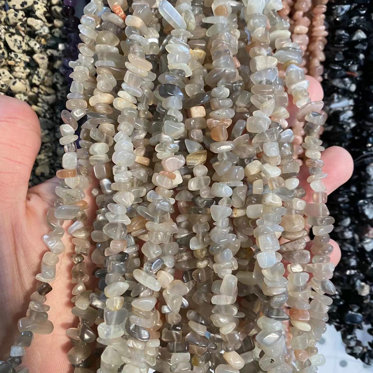 Black Moonstone Chips ŝnuro