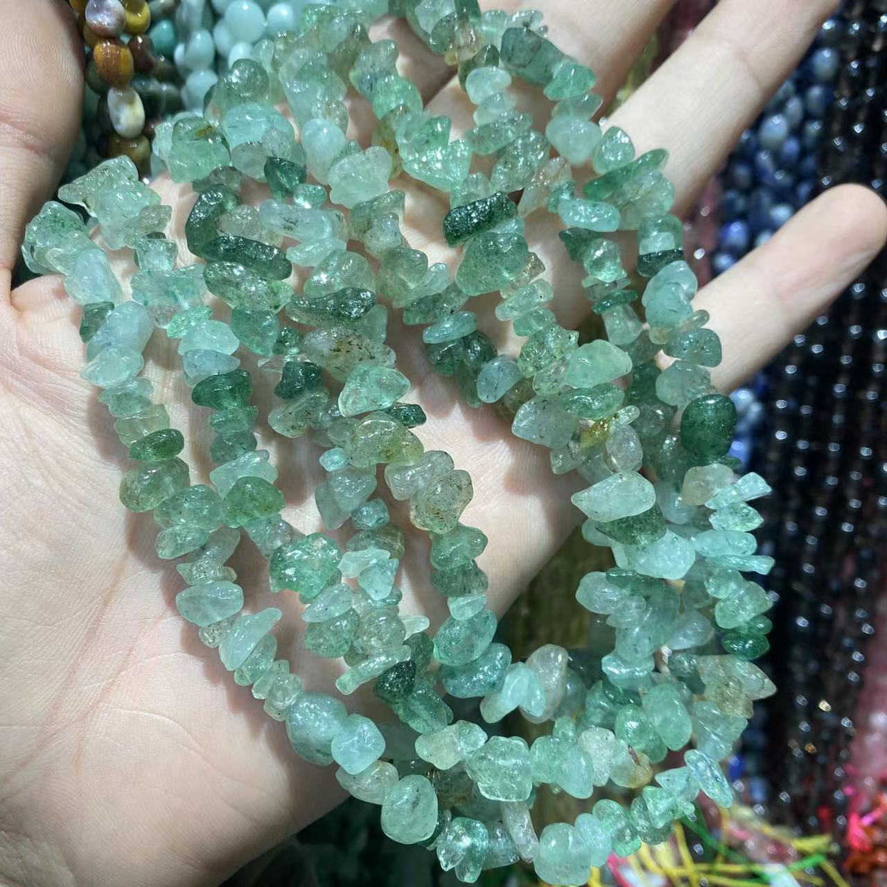 Green Strawberry Quartz Chips-ŝnuro