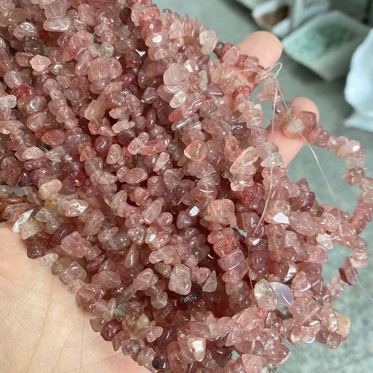 Strawberry Quartz Chips ŝnuro