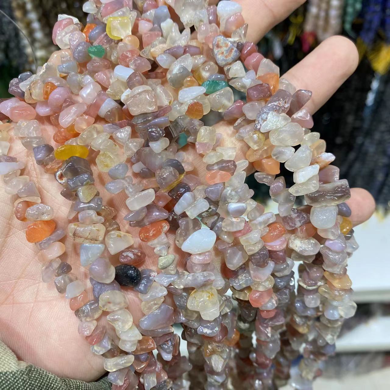Ŝnuro de Pink Agate Chips