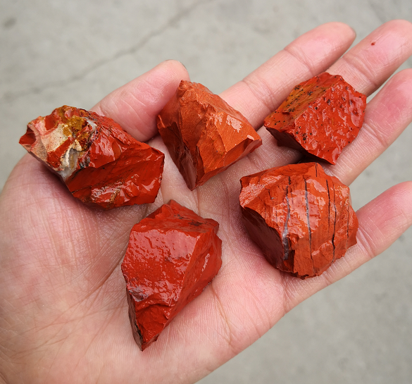 Ruĝa Jasper Kruda ŝtono 20~40mm, prezo per kg