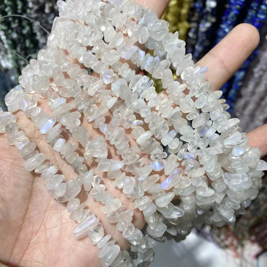 Blua Moonstone Chips ŝnuro