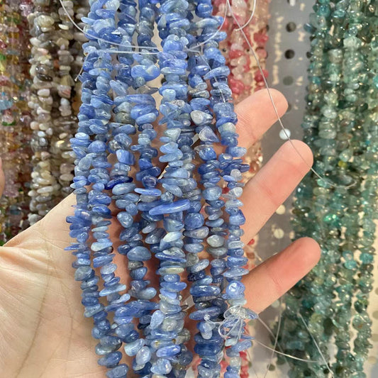 Kyanite blatoj ŝnuro