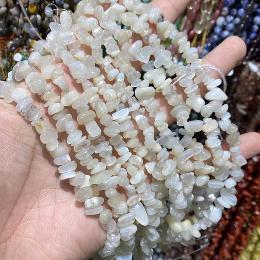 Arĝenta Moonstone Chips-ŝnuro